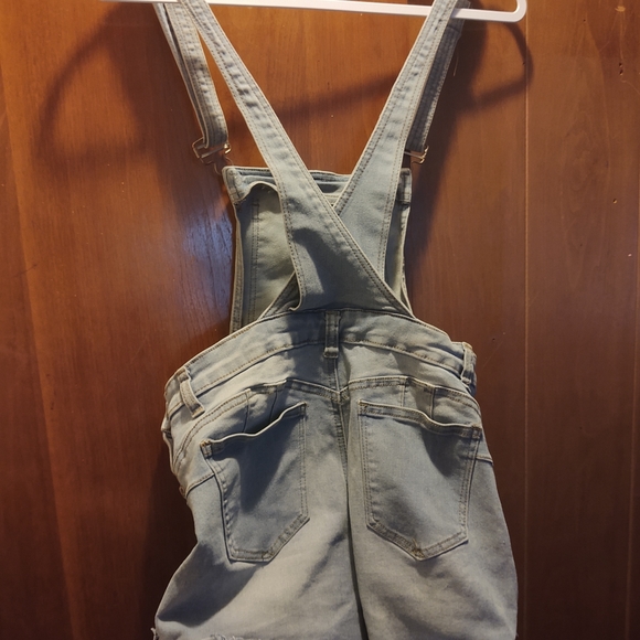 🚨Dynamite women's bib jean shorts size M (T10) - Picture 2 of 3